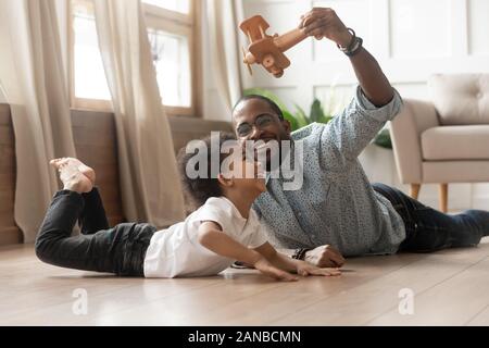 African American father jouant avec mignon fils. Banque D'Images