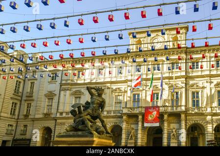 Statue de Amedeo VI de Savoie appelé Conte Verde en face de l'Hôtel de Ville avec Luci d'artista art installation le jour de Noël, Turin, Piémont, Italie Banque D'Images