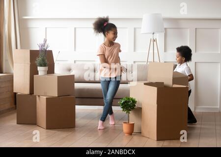 Happy african american les enfants jouent près de boîtes de carton. Banque D'Images