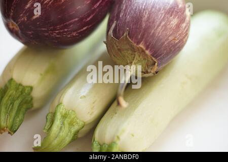 Close-up of two ensemble aubergine et courgettes trois sur la table. Banque D'Images