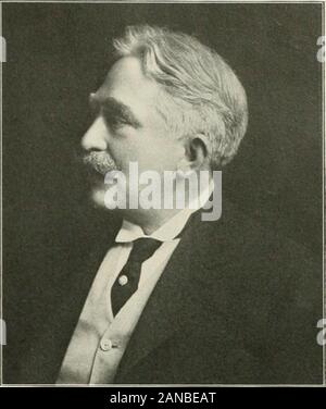 Les hommes remarquables de Chicago et leur ville . CLARK. JOHN MARSHALL. nieichant. cai&gt;lt"liste : b. WhitePigeon. Au Michigan. I. Août 1836 : art. Robert ami Mary E. Kftchriark : C. E.. Itfiissalacr Institut polytechnique. Tmy. N. Y-. ;Siug avec I. C. Il. R.. Comme pracllceti Isrifi-VC C. E. à Denver. 1859-62 : seneii en armée de l'Union. La guerre civile ; retournées au Chicago andengaged Iwitlur en entreprise : secrétaire. fJrey. Clark et Engle : dir.fin ex-pre ;. Chifago Telephone Co. ; mem. conseil municipal. 1871 : repub. candidat à la mairie. 18S1 ; plus tard, mem. board ofeducation, collectionneur, l'IMRT de Chicago. lSDO-4 ; pre.s., servicecommission civile Banque D'Images