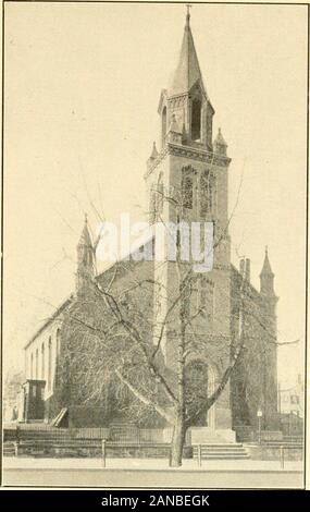 La ville de New Brunswick ; son histoire, ses maisons et ses industries . ST. Ladislas HUNGARIANCHURCH ROMANCATHOLIC CATHOLIQUE ROMAINE église Sacré-CŒUR. Cette église a été estabhshed en 1863par les membres de l'église St Pierre RomanCatholic qui résident dans le sud-ly partie de la ville. La première pastorin charge de l'église a été Rev. B. J.Mulligan, qui a continué jusqu'à1893, lorsqu'il a été remplacé par Rev.James F. Devine. L'église possède un très bel churchbuilding SuydamStreet sur l'angle de l'Avenue et Throop. Adjoiningthe est un presbytère de l'église, et dans lavis est une grande école paroissiale Banque D'Images