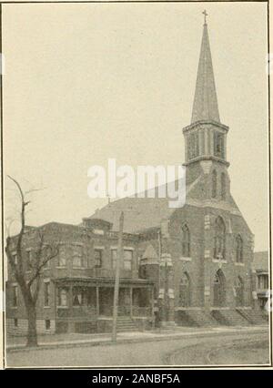 La ville de New Brunswick ; son histoire, ses maisons et ses industries . Sacré Coeur EGLISE CATHOLIQUE ROMAINE. ST. Ladislas HUNGARIANCHURCH ROMANCATHOLIC CATHOLIQUE ROMAINE église Sacré-CŒUR. Cette église a été estabhshed en 1863par les membres de l'église St Pierre RomanCatholic qui résident dans le sud-ly partie de la ville. La première pastorin charge de l'église a été Rev. B. J.Mulligan, qui a continué jusqu'à1893, lorsqu'il a été remplacé par Rev.James F. Devine. L'église possède un très bel churchbuilding SuydamStreet sur l'angle de l'Avenue et Throop. Adjoiningthe est un presbytère de l'église, et dans Banque D'Images