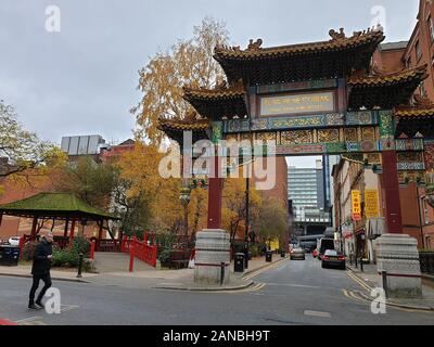 Manchester, Royaume-Uni - 23 novembre 2019 : Gate dans le quartier chinois de Manchester, le deuxième plus grand Chinatown au Royaume-Uni et le troisième plus grand en Eur Banque D'Images