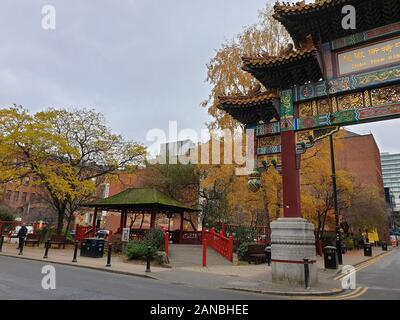 Manchester, Royaume-Uni - 23 novembre 2019 : Gate dans le quartier chinois de Manchester, le deuxième plus grand Chinatown au Royaume-Uni et le troisième plus grand en Eur Banque D'Images