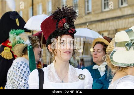 Jane Austen fans vêtus de costumes regency sont illustrés en prenant part au Festival de Jane Austen en costume Régence Promenade.baignoire,Angleterre,UK 14-09-19 Banque D'Images