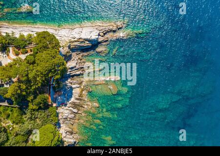 Rocky turquoise magnifique paysage marin. Vue aérienne de la plage de la mer ligure. Camogli près du Genova Banque D'Images