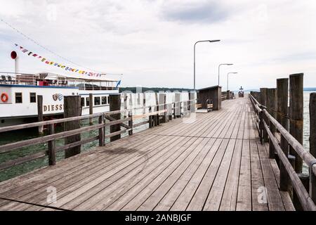 INNING AM AMMERSEE, ALLEMAGNE - le 6 juillet 2019 : à aubes flottante de Diessen par pier sur le lac Ammersee le 6 juillet 2019 à Inning am Ammersee, Allemagne Banque D'Images