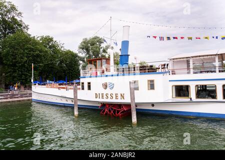 INNING AM AMMERSEE, ALLEMAGNE - le 6 juillet 2019 : à aubes flottante de Diessen par pier sur le lac Ammersee le 6 juillet 2019 à Inning am Ammersee, Allemagne Banque D'Images