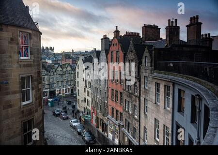 Tôt le matin, ciel, couleurs, Victoria Street, Édimbourg, Écosse, 13 januari 2020. Banque D'Images