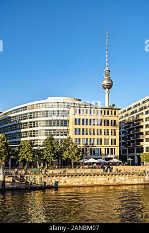 Berlin, Allemagne - 30 juin 2018 : la rivière Spree et la tour de télévision à Alexanderplatz dans le soleil du soir. Banque D'Images