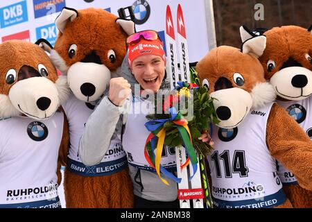 Ruhpolding, Deutschland. 16 janvier, 2020. Benedikt DOLL (GER), la jubilation, la joie, l'enthousiasme avec les mascottes après la 3e place, cérémonie de remise du prix, 10 km sprint d'hommes, les hommes le 16.01.2020 . Coupe du monde de Biathlon IBU 2020 à Ruhpolding, saison 2019-2020. Utilisation dans le monde entier | Credit : dpa/Alamy Live News Banque D'Images