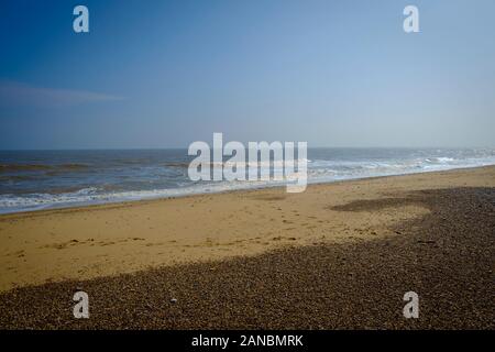 Les falaises et la plage de sable de la Californie, Norfolk, England, UK Banque D'Images