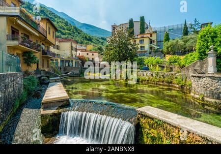 Vue idyllique à Cassone di Malcesine, beau village sur le lac de Garde. La Vénétie, province de Vérone, en Italie. Banque D'Images