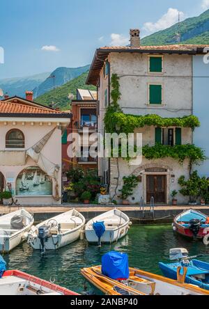 Vue idyllique à Cassone di Malcesine, beau village sur le lac de Garde. La Vénétie, province de Vérone, en Italie. Banque D'Images