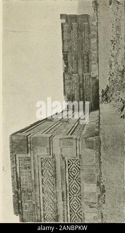 Reparación y consolidación del Edificio de la columnas en Mitlas . Lámina núm. 12. MITLA.-Costados Norte Poniente y del Edificio de lascolumnas, después de las reparaciones.. Lámina núm. 13. MITLA.-Vista general del Palacio de las columnas, toma-da por el lado Norte, después de las reparaciones. Banque D'Images