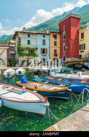 Vue idyllique à Cassone di Malcesine, beau village sur le lac de Garde. La Vénétie, province de Vérone, en Italie. Banque D'Images