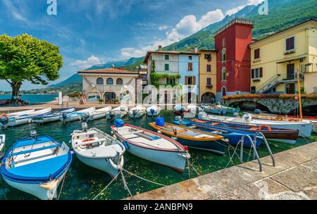 Vue idyllique à Cassone di Malcesine, beau village sur le lac de Garde. La Vénétie, province de Vérone, en Italie. Banque D'Images