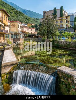 Vue idyllique à Cassone di Malcesine, beau village sur le lac de Garde. La Vénétie, province de Vérone, en Italie. Banque D'Images