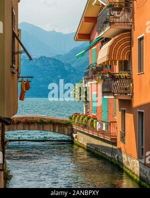 Vue idyllique à Cassone di Malcesine, beau village sur le lac de Garde. La Vénétie, province de Vérone, en Italie. Banque D'Images