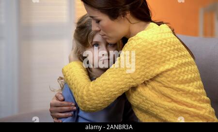 Maman D Amour Contrarie A Parler Petit Enfant Fille En L Accompagnement Photo Stock Alamy