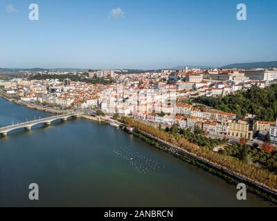 Vue aérienne du centre-ville historique de Coimbra au cours de journée ensoleillée, Portugal Banque D'Images