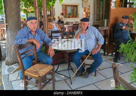 Naxos Filoti - 13 août 2019 ; deux hommes âgés s'engager dans leur rituel quotidien d'un café et des potins à vilage café sur l'île grecque dans village de Filoti Banque D'Images