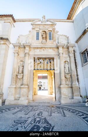 Porte d'entrée à l'Université de Coimbra, l'une des plus anciennes universités d'Europe, Portugal Banque D'Images