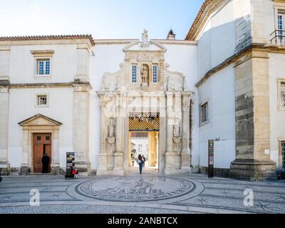 Porte d'entrée à l'Université de Coimbra, l'une des plus anciennes universités d'Europe, Portugal Banque D'Images