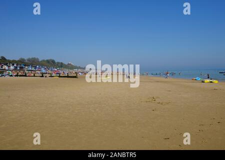 La plage et la mer à Frinton and-sur-Mer pendant une chaude journée d'été britannique Banque D'Images