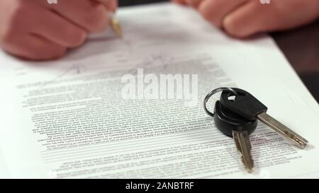 La signature de l'accord de l'acheteur, louer des clés de transport sur la table libre, de l'assurance Banque D'Images