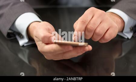 Patron des hommes de la saisie de texte sur smartphone, l'envoi de message, la communication d'entreprise Banque D'Images