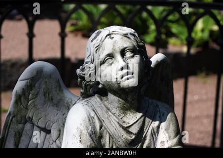 L'art funéraire : Angel sculpture sur une tombe du cimetière de Hietaniemi à Helsinki, Finlande Banque D'Images