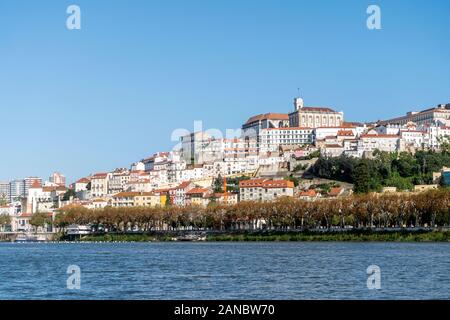 Belle vieille ville de Coimbra situé sur la colline de la rivière Mondego, Portugal Banque D'Images