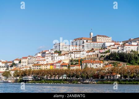 Belle vieille ville de Coimbra situé sur la colline de la rivière Mondego, Portugal Banque D'Images