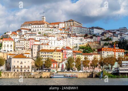 Belle vieille ville de Coimbra situé sur la colline de la rivière Mondego, Portugal Banque D'Images