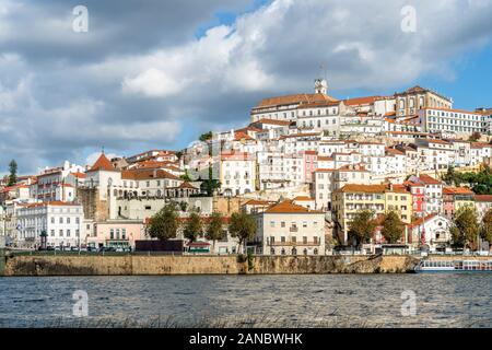 Belle vieille ville de Coimbra situé sur la colline de la rivière Mondego, Portugal Banque D'Images