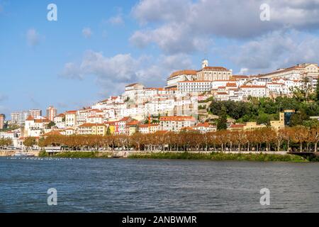 Belle vieille ville de Coimbra situé sur la colline de la rivière Mondego, Portugal Banque D'Images