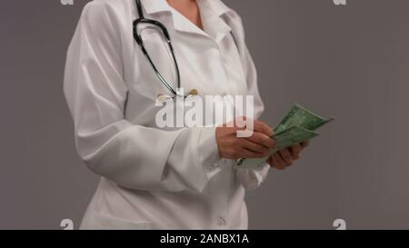 Médecin en blouse blanche de l'argent comptant, la corruption de système de soins de santé, de la médecine Banque D'Images