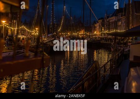 Au cours de l'WinterWelvaart, événement autour de vingt navires historiques seront amarrés sur les quais de la Hoge, Lage der Kleine et A. La fête des navires Banque D'Images