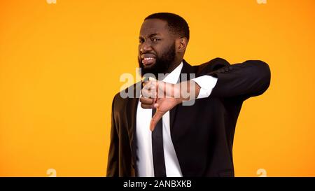 Malheureux hommes afro-américains faisant thumbs-vers le bas avec dégoût, droits du client Banque D'Images