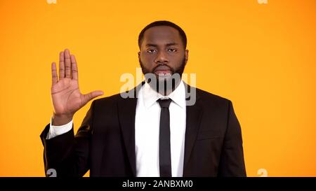 African-american male in suit un serment, des élections présidentielles Banque D'Images