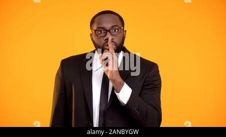 Africains-Américains manager montrant signe calme, commères, la divulgation des données personnelles Banque D'Images