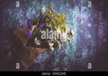 Bouquet de fleurs sauvages sur fond sombre rustique Banque D'Images