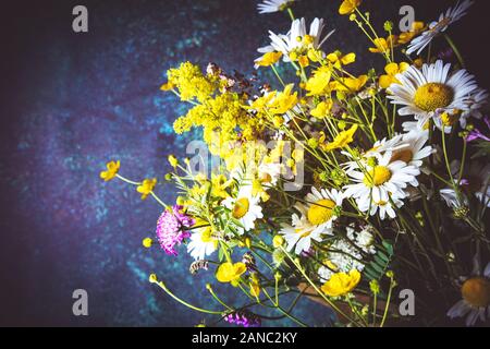 Bouquet de fleurs sauvages sur fond sombre rustique Banque D'Images
