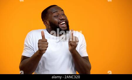 Heureux l'homme afro-américain se réjouir et showing thumbs-up, les meilleurs moments de la vie Banque D'Images