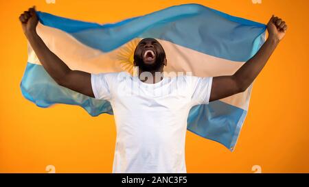 Homme noir avec drapeau de l'Argentine et la célébration de l'équipe sports crier victoire Banque D'Images