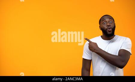 Heureux l'homme afro-américain doigt en arrière-plan, modèle de texte Banque D'Images