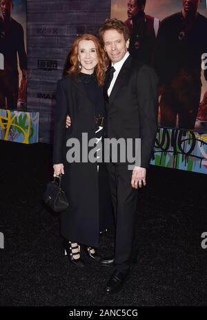 HOLLYWOOD, CA - le 14 janvier : Linda Bruckheimer Jerry Bruckheimer et assister à la première de Columbia Pictures' 'Bad Boys pour la vie" au théâtre chinois de Grauman le 14 janvier 2020 à Hollywood, Californie. Banque D'Images