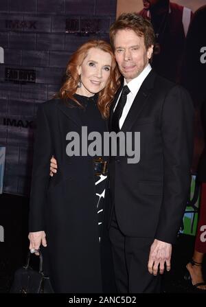 HOLLYWOOD, CA - le 14 janvier : Linda Bruckheimer Jerry Bruckheimer et assister à la première de Columbia Pictures' 'Bad Boys pour la vie" au théâtre chinois de Grauman le 14 janvier 2020 à Hollywood, Californie. Banque D'Images